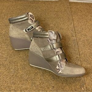 NWOB Anne Klein Sport Taupe Snake Wedge Shoes Heels Bootie Size 10